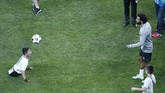 FOTO: Menghibur Fan Difabel Jelang Liverpool vs Chelsea Skuat Liverpool dan Chelsea menghibur sejumlah fan difabel jelang pertemuan di Piala Super Eropa 2019 di Besiktas Park, Istanbul, Rabu (14/8).