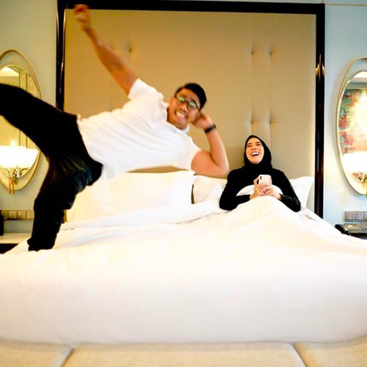 <p>Memajang foto berdua enggak harus selalu romantis, buat Fitrop asal dirinya terlihat cantik biar suami blur juga enggak masalah nih, Bun. <em>He-he-he.</em> (Foto: Instagram @fitrop) </p>