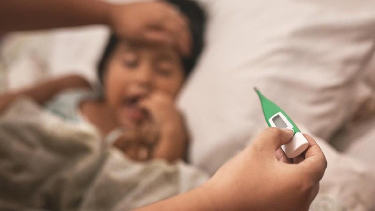 Ilustrasi anak demam Shot of a little girl lying in bed while her mother takes her temperature with a thermometer