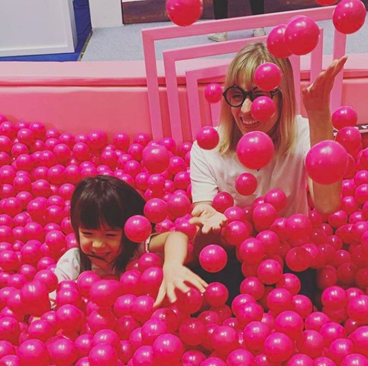 <p>Happy banget Bunda Viola dan Mila mandi bola. (Foto: Instagram/ @lolagin)  </p>