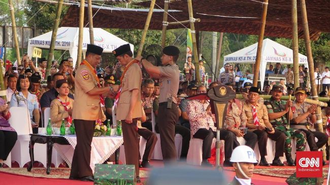 Buwas Anugerahi Jokowi Lencana Tunas Kencana di Hari Pramuka 