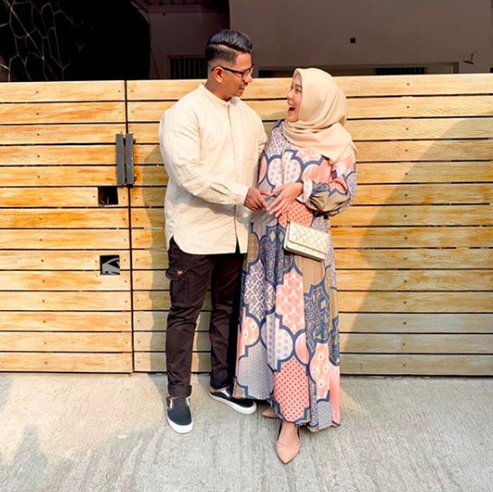 <p>Setelah penantian panjang, akhirnya kini Fitrop dan suami boleh sedikit lega menanti kelahiran anak pertama mereka. Tetap ya diabadikan dengan cara yang lucu. (Foto: Instagram @fitrop)</p>