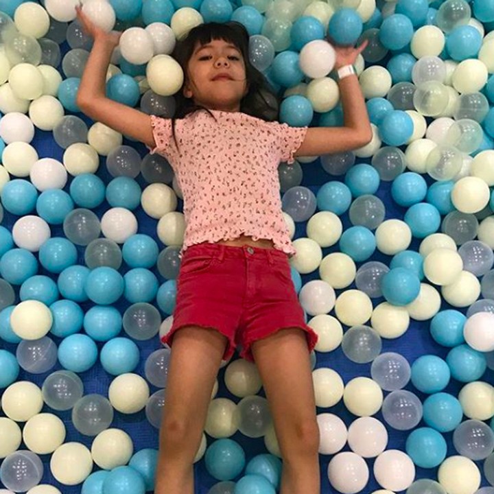 <p>Ekspresi bahagia Mila saat bisa telentang di tengah kolam bola. (Foto: Instagram/ @lolagin)</p>