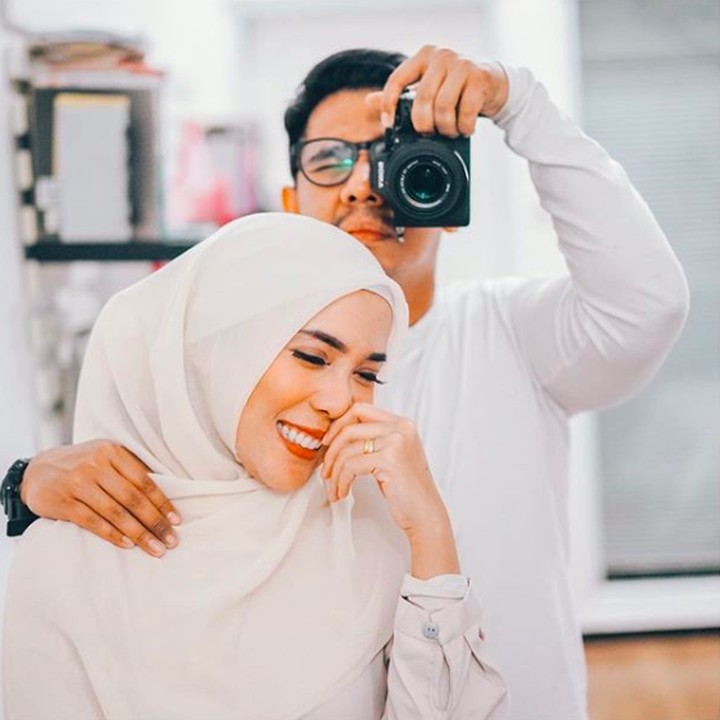 <p>Jarang-jarang nih Fitrop pasang pose manis saat berfoto. Tapi tetap ya Irvan atau karip disapa Toge menunjukkan wajah yang bertolak belakang. (Foto: Instagram @fitrop)</p>