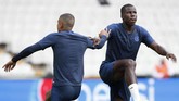 FOTO: Liverpool dan Chelsea Serius Hadapi Piala Super Eropa Liverpool dan Chelsea melakukan latihan jelang pertandingan Piala Super Eropa 2019 di Stadion Vodafone Park, Istanbul, Turki, Kamis (15/8) dini hari WIB.