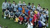 FOTO: Menghibur Fan Difabel Jelang Liverpool vs Chelsea Skuat Liverpool dan Chelsea menghibur sejumlah fan difabel jelang pertemuan di Piala Super Eropa 2019 di Besiktas Park, Istanbul, Rabu (14/8).