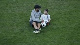 FOTO: Menghibur Fan Difabel Jelang Liverpool vs Chelsea Skuat Liverpool dan Chelsea menghibur sejumlah fan difabel jelang pertemuan di Piala Super Eropa 2019 di Besiktas Park, Istanbul, Rabu (14/8).