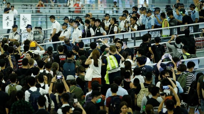 Bandara Internasional Hong Kong kembali membuka penerbangan keberangkatan pada Rabu pagi setelah sempat lumpuh selama dua hari terakhir akibat demonstrasi.
