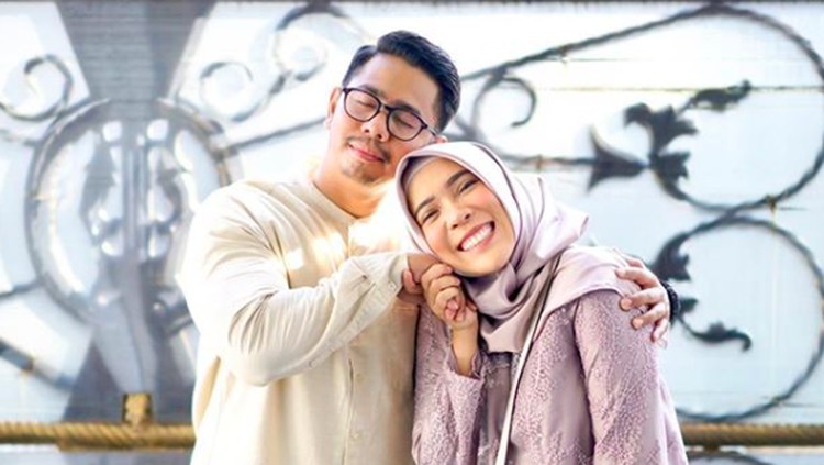 Kabar bahagia datang dari Fitri Tropica dan Irfan Hanvi. Mereka menyambut kelahiran anak pertamanya yang berjenis kelamin perempuan.