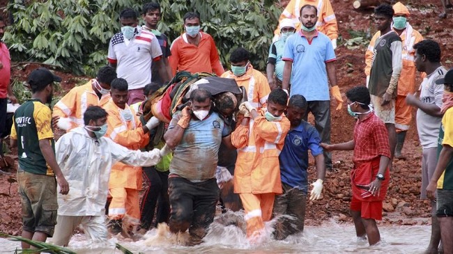 Setidaknya 100 orang tewas akibat terjangan hujan muson yang melanda kawasan utara India selama tiga hari belakangan terhitung hingga Senin (30/9).