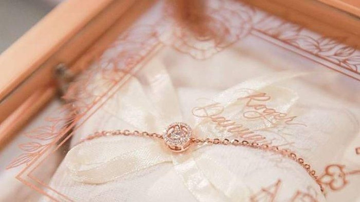 Setelah melangsungkan acara lamaran pada &lpar;28&sol;7&rpar; lalu secara tertutup&comma; seserahan Roger untuk Cut Meyriska terkuak&period; Apa saja&quest;