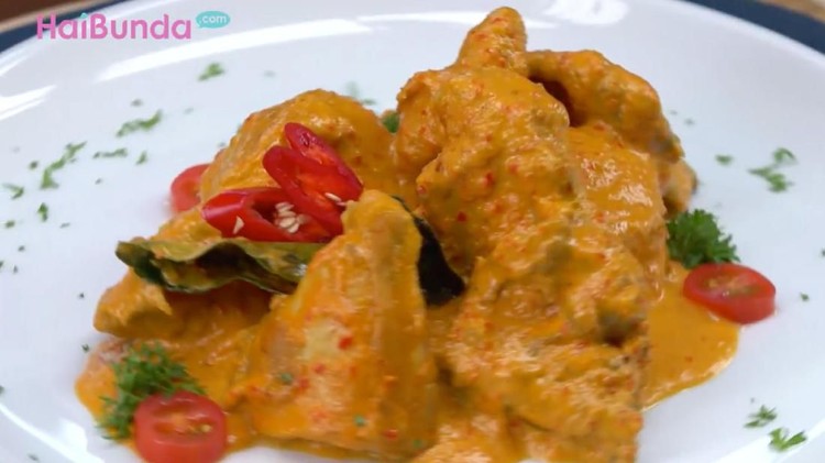 Siapa bisa menolak ayam kalio, hidangan lezat asal Minang yang satu ini. Simak resepnya berikut ya, Bunda.