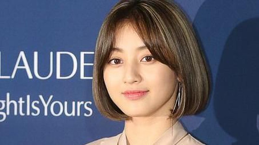 Jihyo TWICE terjatuh saat tiba di bandara, Minggu (8/12).