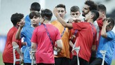 FOTO: Menghibur Fan Difabel Jelang Liverpool vs Chelsea Skuat Liverpool dan Chelsea menghibur sejumlah fan difabel jelang pertemuan di Piala Super Eropa 2019 di Besiktas Park, Istanbul, Rabu (14/8).