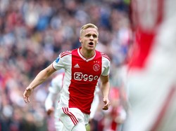 Rumor Transfer: Barcelona Bakal Tukar Suarez dengan Van de Beek