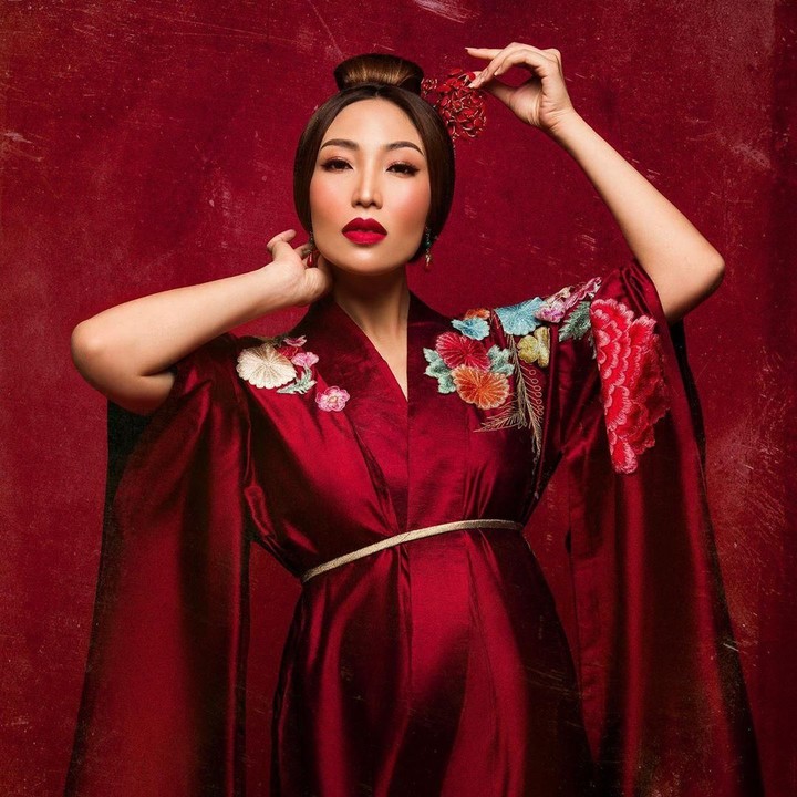 <p>Keren! Maternity photoshoot Ayu yang katanya terinspirasi dari tokoh Disney, Mulan. (Foto: Instagram @mrsayudewi)</p>