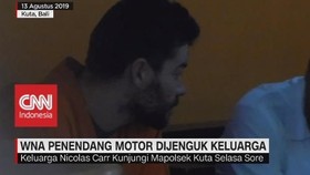 VIDEO: WNA Penendang Motor Dijenguk Keluarga