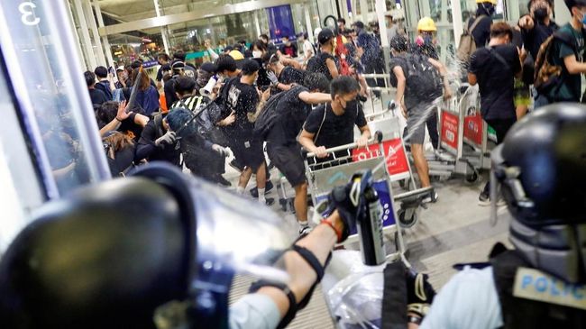 China Sebut Demo di Bandara Hong Kong seperti Aksi Teroris China mengecam demonstrasi di Bandara Internasional Hong Kong selama beberapa hari terakhir dan menyebut unjuk rasa itu menyerupai aksi teroris, Rabu (14/8).