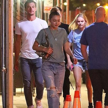 Jalan Bareng, Gigi Hadid dan Tyler Cameron Pacaran?