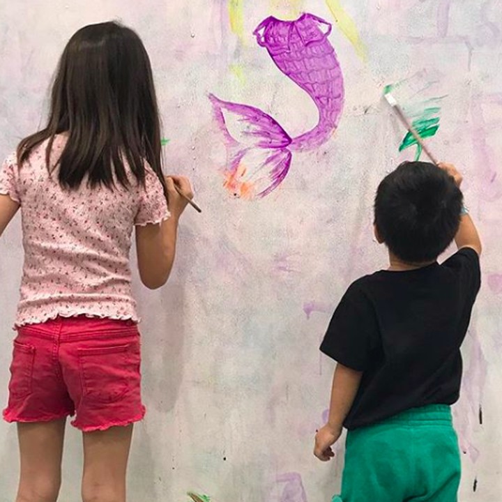 <p>Jangan diganggu, kakak beradik ini lagi serius melukis, he-he-he. (Foto: Instagram/ @lolagin)</p>