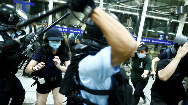 Aksi demonstrasi di bandara Hong Kong berakhir bentrok dengan aparat pada Selasa (13/8) malam. Sebanyak lima orang ditahan dan lainnya luka.