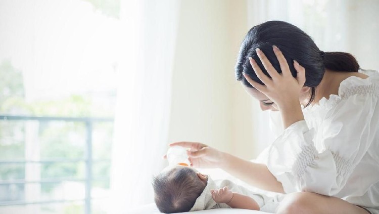 Growth spurt akan buat bayi lebih sering menangis, meminta susu lebih banyak yang bisa buat orang tua panik.