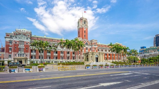 Pemerintah Taiwan mengizinkan pelancong menginap di kantor kepresidenan. Inisiatif ini diterapkan setelah China melarang perjalanan individual warga ke Taiwan.