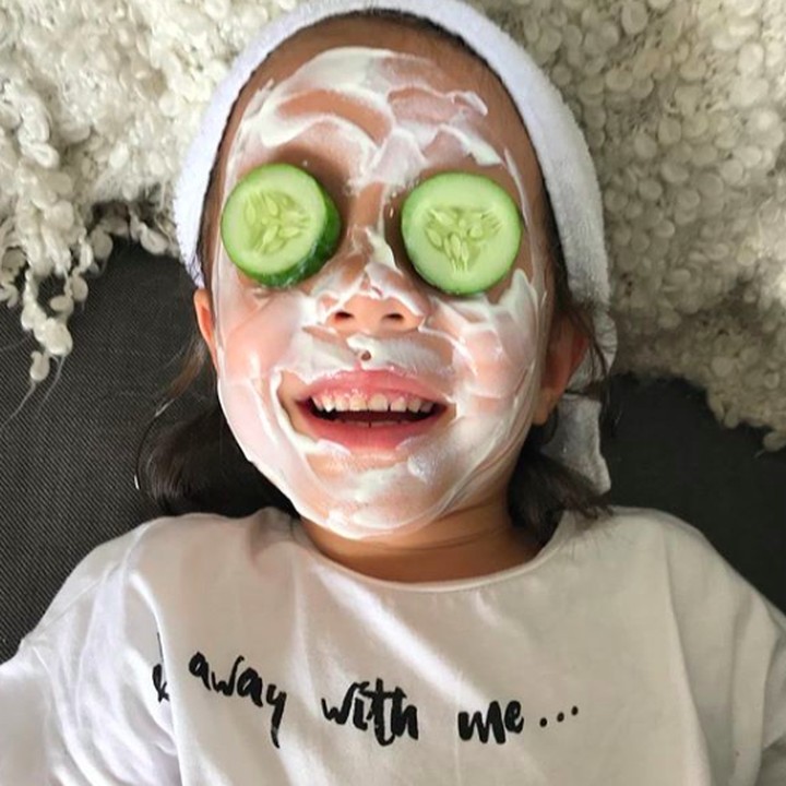 <p>Ya ampun, bikin gemas banget sih tingkah Mila yang minta dipakaikan masker timun dan yoghurt pada bundanya. (Foto: Instagram/ @lolagin)  </p>