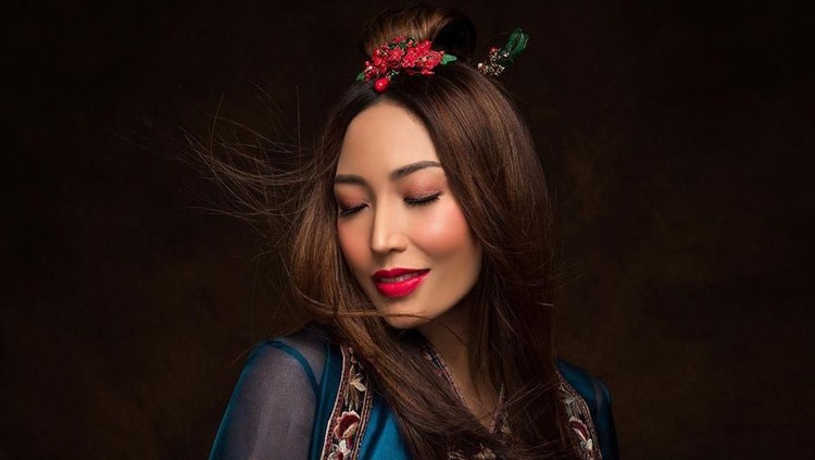 Mendekati hari persalinan, Ayu Dewi mulai rutin berolahraga yoga. Apa sih manfaat yoga bagi ibu hamil?