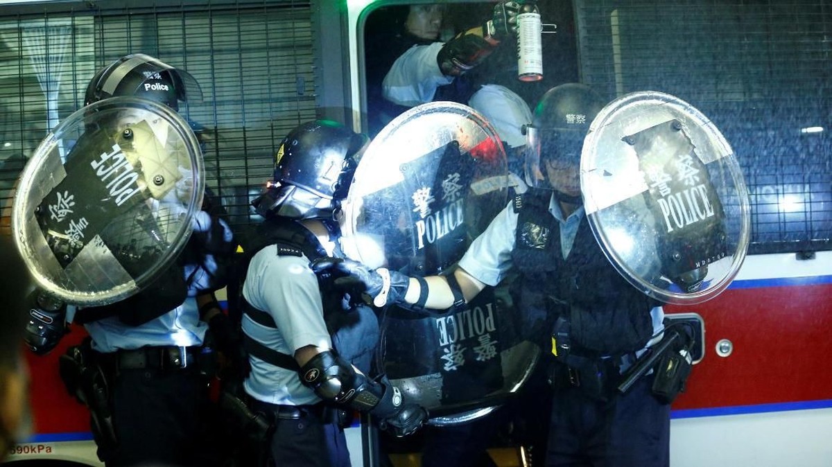 FOTO: Aksi Polisi Bubarkan Pedemo di Bandara Hong Kong