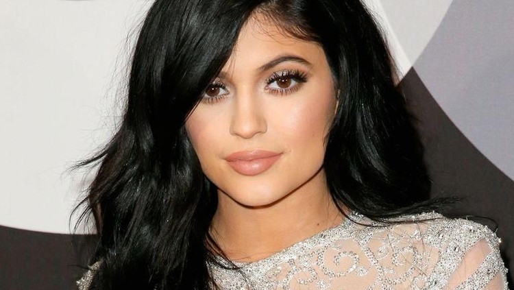 Keren! Kylie Jenner Anggap Stretch Mark Sebagai Hadiah Istimewa Bagi Kylie Jenner, stretch mark bukan 'musibah', melainkan hadiah istimewa dari putrinya, Stormi.