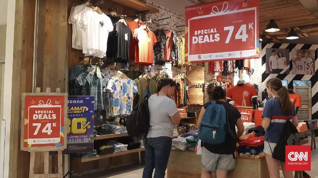 Sejumlah mal di Jakarta memberikan diskon besar-besaran hingga 74 persen dalam ajang Indonesia Great Sale 2019.