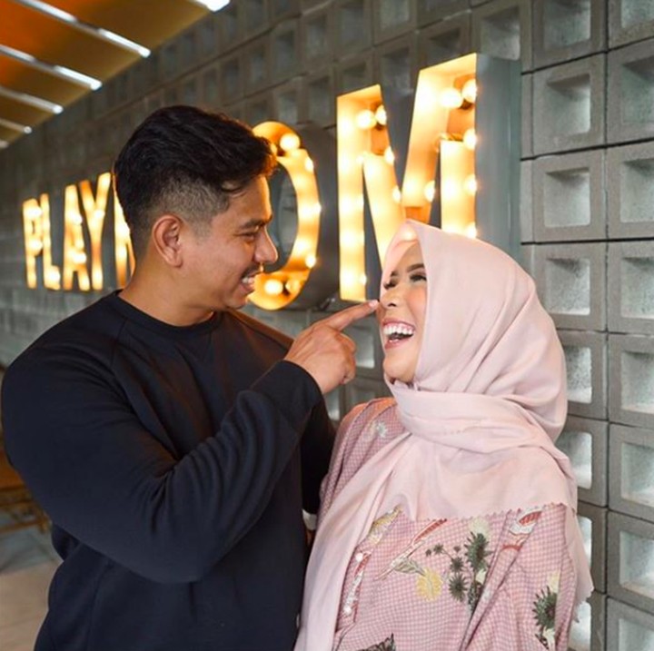 <p>Foto romantis Firop dan Irvan, eh tapi kok pegang hidung. <em>He-he-he</em>. (Foto: Instagram @fitrop) </p>