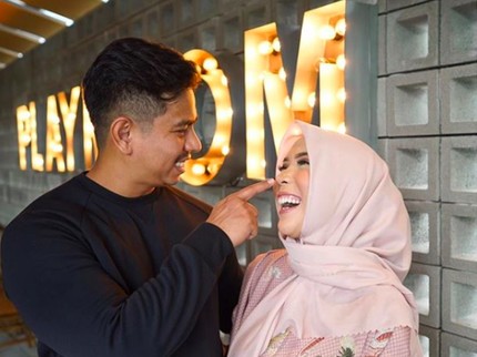 7 Foto Romantis nan Kocak Fitri Tropica Bareng Suami