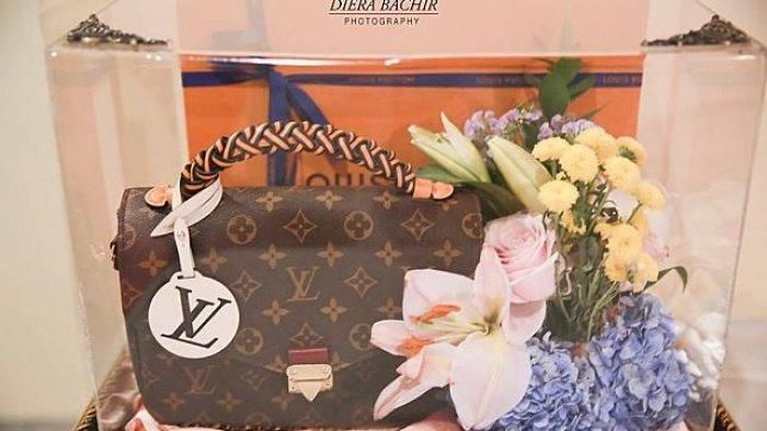 Seserahan Mewah Roger Danuarta untuk Cut Meyriska Setelah melangsungkan acara lamaran pada (28/7) lalu secara tertutup, seserahan Roger untuk Cut Meyriska terkuak. Apa saja?
