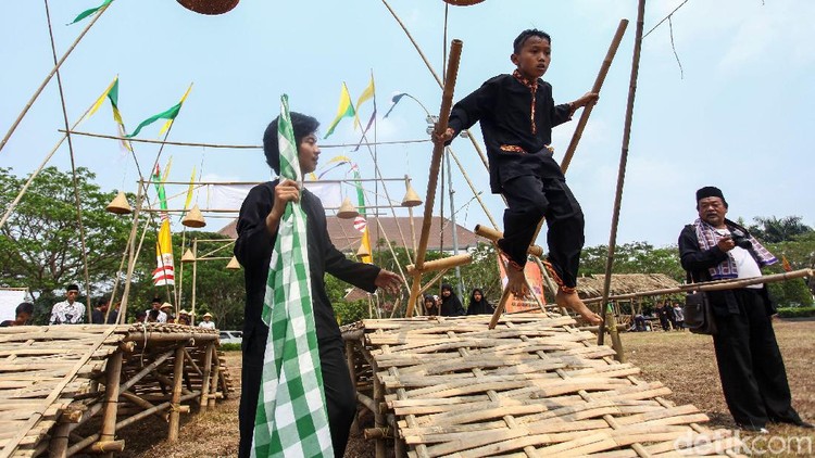 Pemerintah Kabupaten Bekasi menggelar Festival Permainan Tradisional di Komplek Perkantoran Pemkab Bekasi, Jawa Barat, Kamis (15/8/2019). Festival itu untuk memeriahkan hari jadi kabupaten Bekasi.