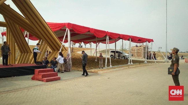 Panggung merah putih dan tiang bendera menjulang di Pantai Maju, Pulau Reklamasi, menyambut upacara HUT ke-74 RI, yang diinisiasi Gubernur DKI Anies Baswedan.