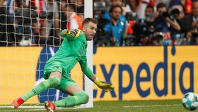 Kena Tekel Fan, Adrian Terancam Absen Bela Liverpool