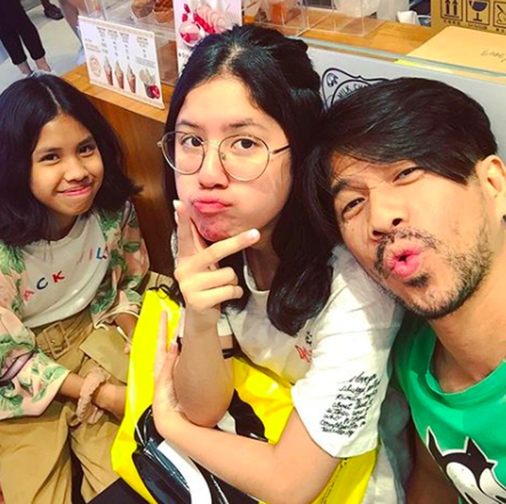 Ariyo mengaku kalau terkadang memposisikan diri sebagai teman anak-anaknya. Teman baik, yang nyaman diaja kerjasama dan teman yang dipercaya untuk menjaga rahasia mereka. (Foto: instagram @ariyowahab)