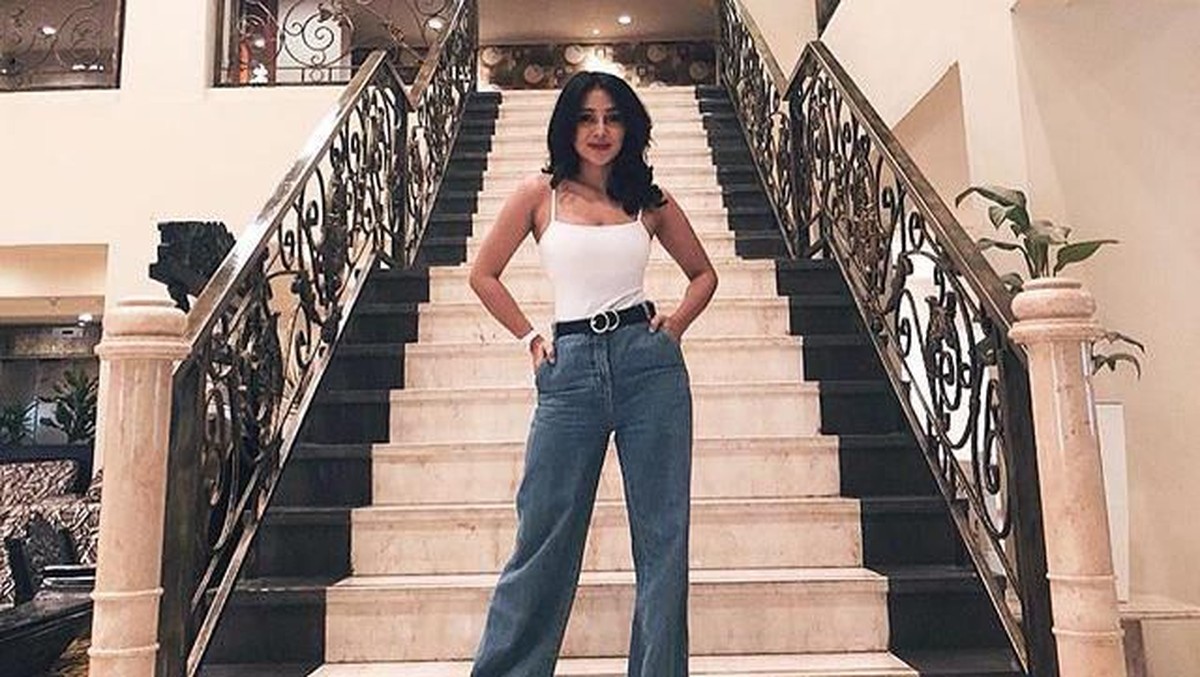 Beberapa gaya Mutia Ayu&comma; model cantik yang dikabarkan bertunangan dengan Glenn Fredly&period;