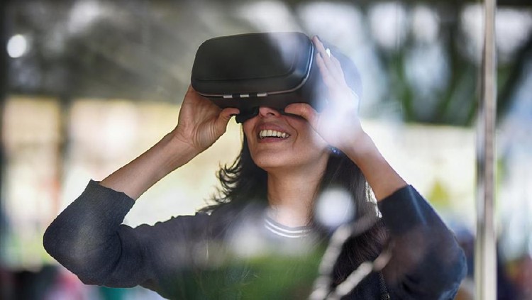 Baru-baru ini peneliti asal Cardiff, Wales temukan inovasi baru untuk alihkan nyeri persalinan yaitu teknologi virtual reality.