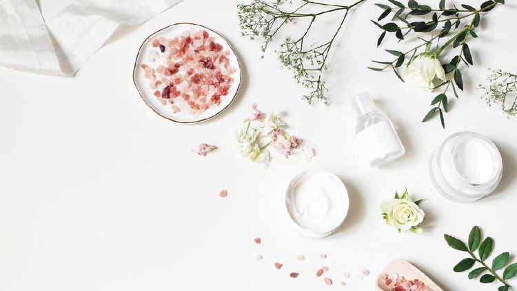 Perlu Bunda tahu, sederet manfaat pakai produk skincare dari bahan alami.