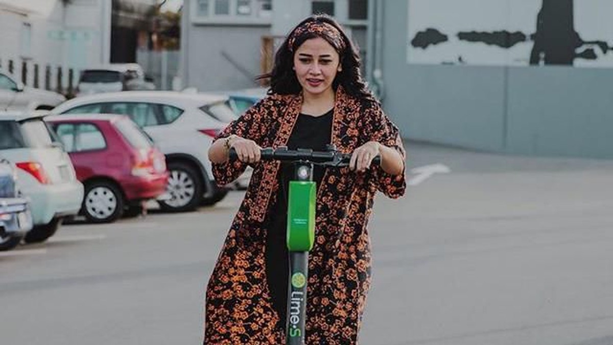 Beberapa gaya Mutia Ayu&comma; model cantik yang dikabarkan bertunangan dengan Glenn Fredly&period;