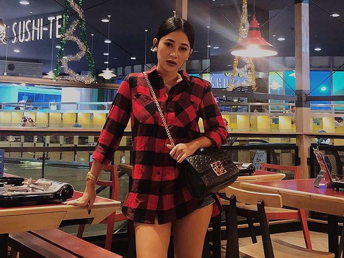 Beberapa gaya Mutia Ayu&comma; model cantik yang dikabarkan bertunangan dengan Glenn Fredly&period;
