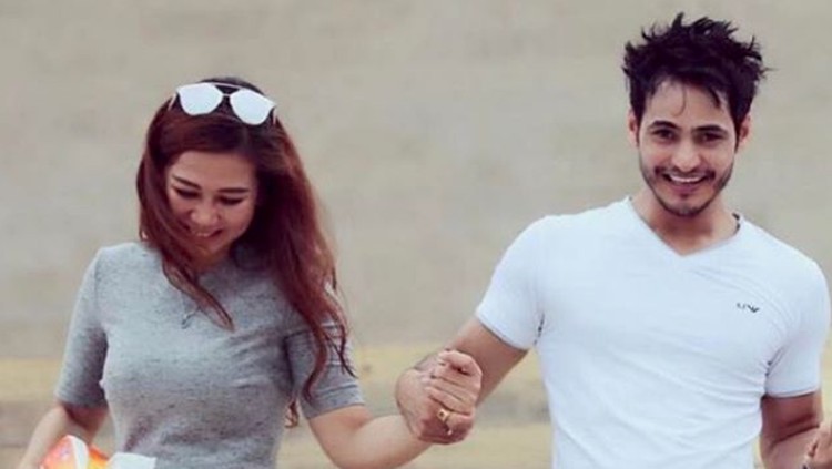 Ravi Bhatia dan istri.