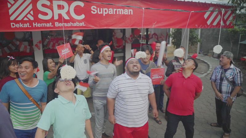 Lomba makan kerupuk menjadi lomba yang tak pernah ketinggalan bagi masyarakat Indonesia saat merayakan Hari Kemerdekaan Indonesia setiap 17 Agustus.