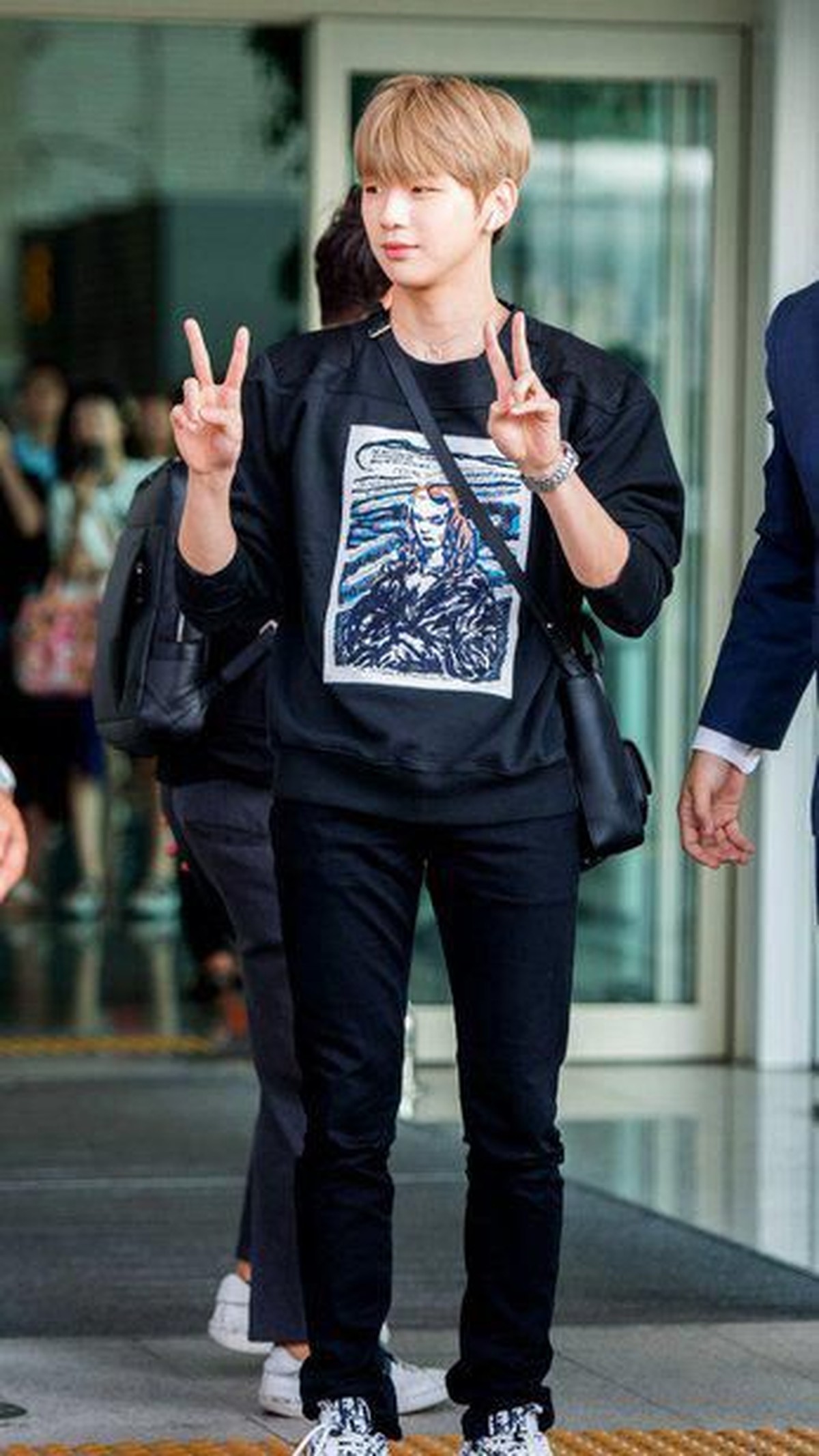 Penampilan pertama kalinya Kang Daniel usai kisah cintanya dengan Jihyo TWICE terbongkar&period; 