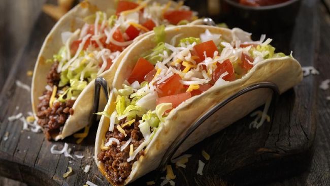 Koki selebriti Jamie Oliver meluncurkan buku masaknya yang terbaru 7 Ways. Salah satu resep yang bisa dicoba adalah Crispy Salmon Tacos.