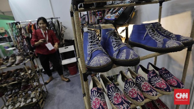 Pengunjung menghampiri stan UMKM  di Pasar idEA 2019, di Jakarta Convertion Center, Jakarta. Kamis, 15 Agustus 2019. Sebanyak 250 startup, termasuk unicorn menggelar pameran bertajuk Pasar idEA di selama Jakarta Convention Center (JCC) 15-18 Agustus. Perserta yang terdiri dari e-commerce hingga perusahaan logistik itu menghadirkan pesta diskon hingga 90%.