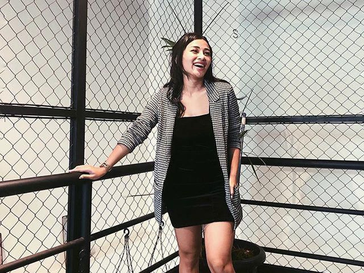 Beberapa gaya Mutia Ayu&comma; model cantik yang dikabarkan bertunangan dengan Glenn Fredly&period;